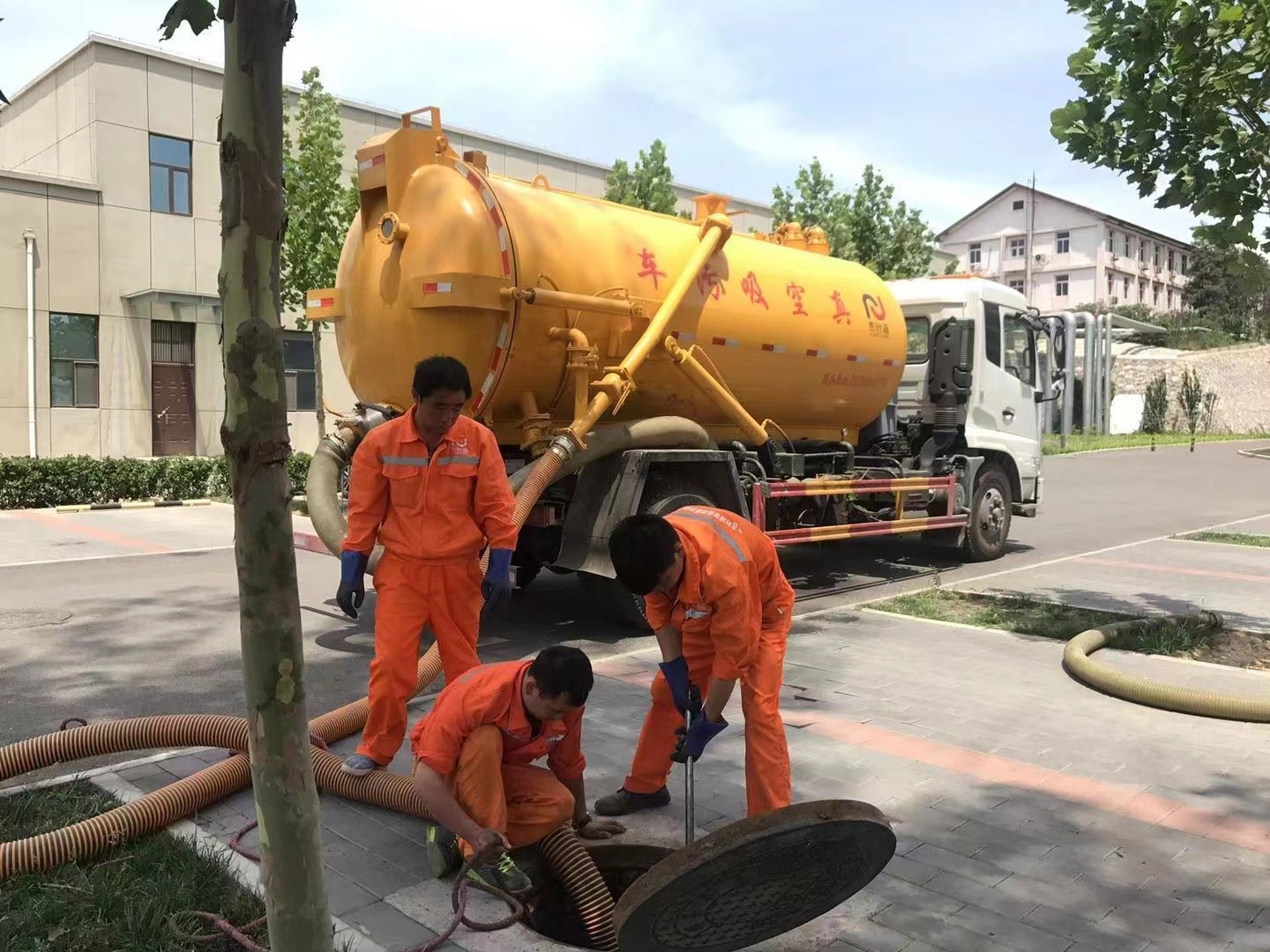 长宁管道疏通车停在窨井附近