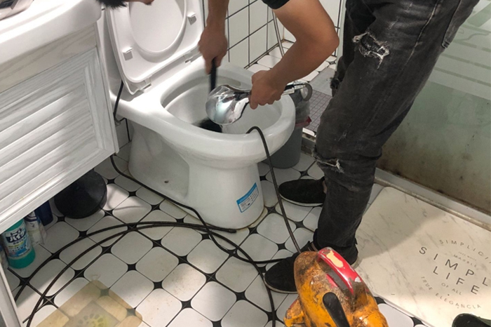 长宁马桶堵塞自己疏通还是找师傅？专业上门服务让你省时更省心