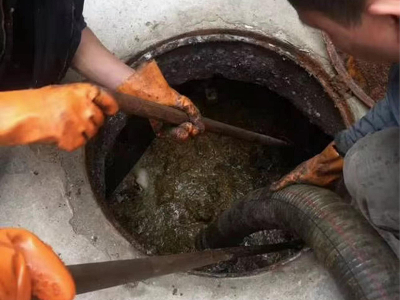 长宁清理化粪池时如何避免沼气的危害？